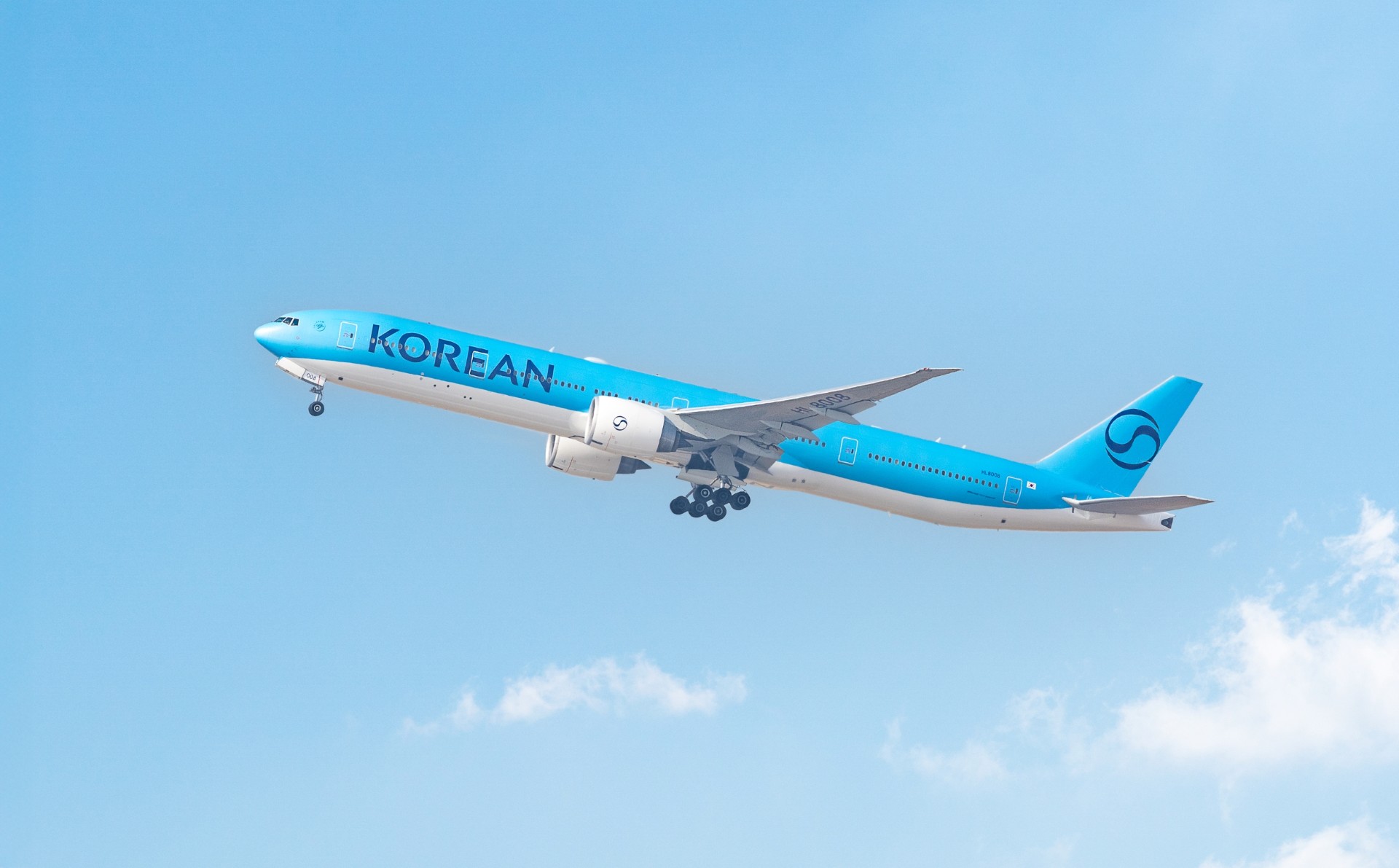 A Korean Air jet wearing the new 2025 livery.